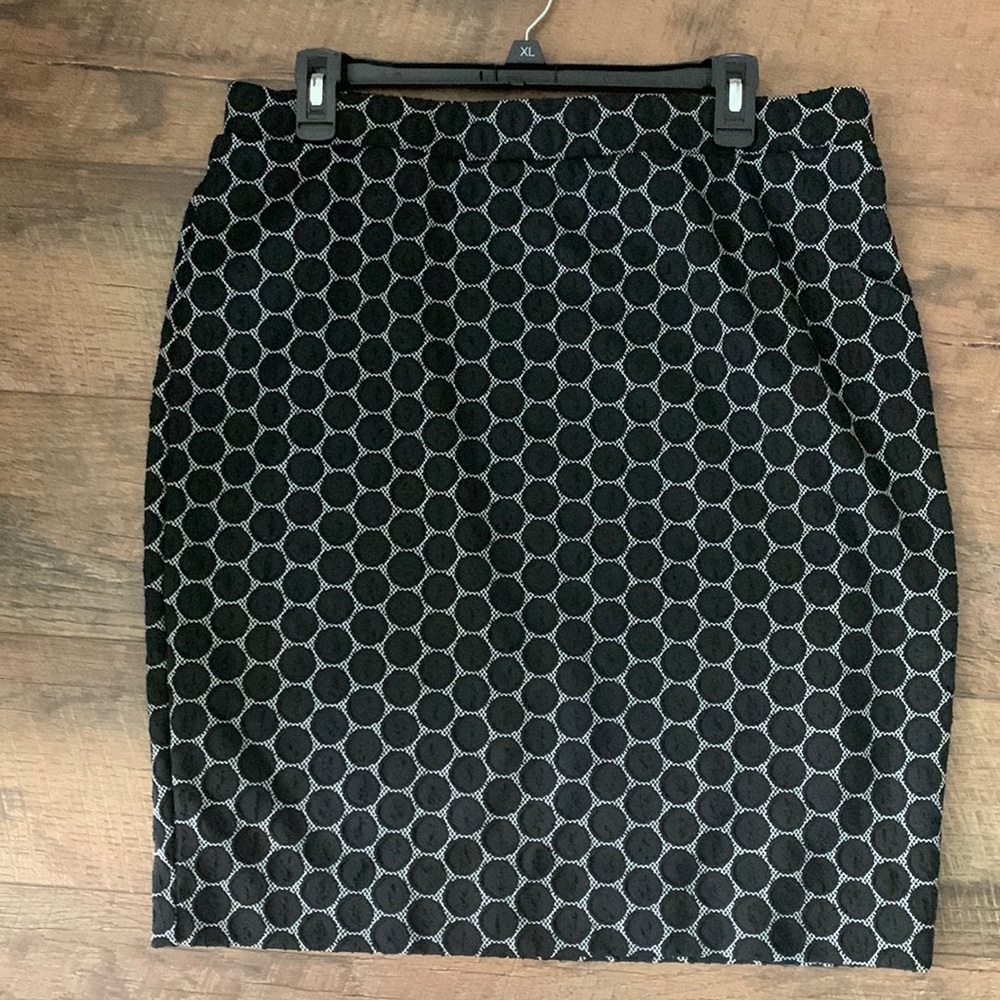 Elle midi skirt black and white in color